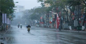 Hà Nội mưa rét cùng độ ẩm tăng cao gây bất tiện cho đời sống người dân