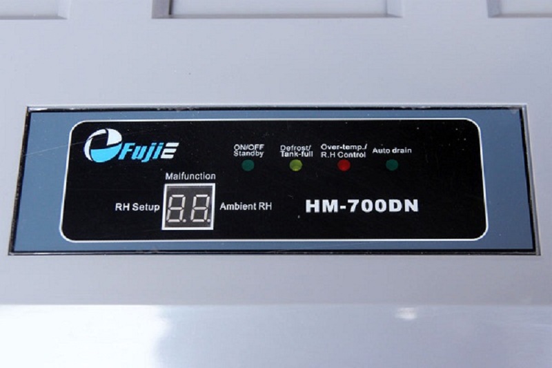 màn hình điều khiển của máy hút ẩm Fujie HM-700DN